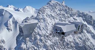 Die Bergstation der neuen &laquo;3S-Bahn&raquo; wird auf der rechten Seite der bestehenden Pendelbahn (l.) gebaut. Rechts davon befindet sich die Bergstation einer Bahn von Italien aus, welche f&uuml;r sp&auml;ter geplant ist.