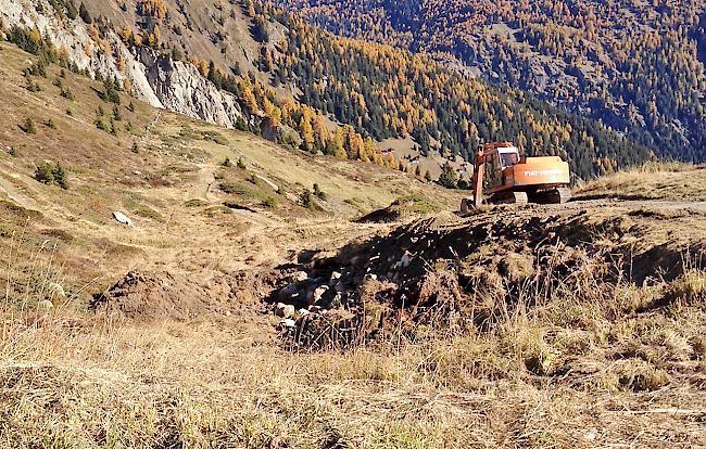 Auf der Belalp sind auf einem Wanderweg derzeit die Bagger bei der Arbeit.