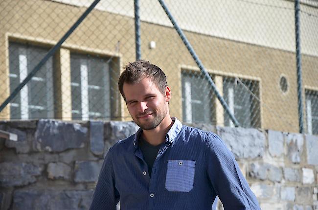 Damian Gsponer vor dem Schulhaus in Bratsch, das zu neuem Leben erweckt werden soll.
