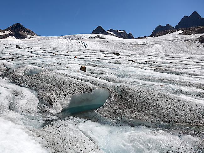Wasserlöcher auf einem Gletscher - unter dem heissen Sommer litten besonders kleine Gletscher in tiefen Lagen. (Archiv)