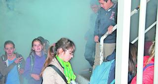 Brand. Wer konnte, rettete sich &uuml;ber die Notausg&auml;nge. Befehlsausgabe. Der erste L&ouml;schtrupp wurde informiert.Es eilt. Der Trupp verlegt die erste L&ouml;schleitung.Retten. Ein Verletzter wird abtransportiert.Hilfeleistung. Diesem Mann wird eine Sauerstoffmaske angelegt.Tot. Dieser Mann konnte nicht mehr lebend geborgen werden. 