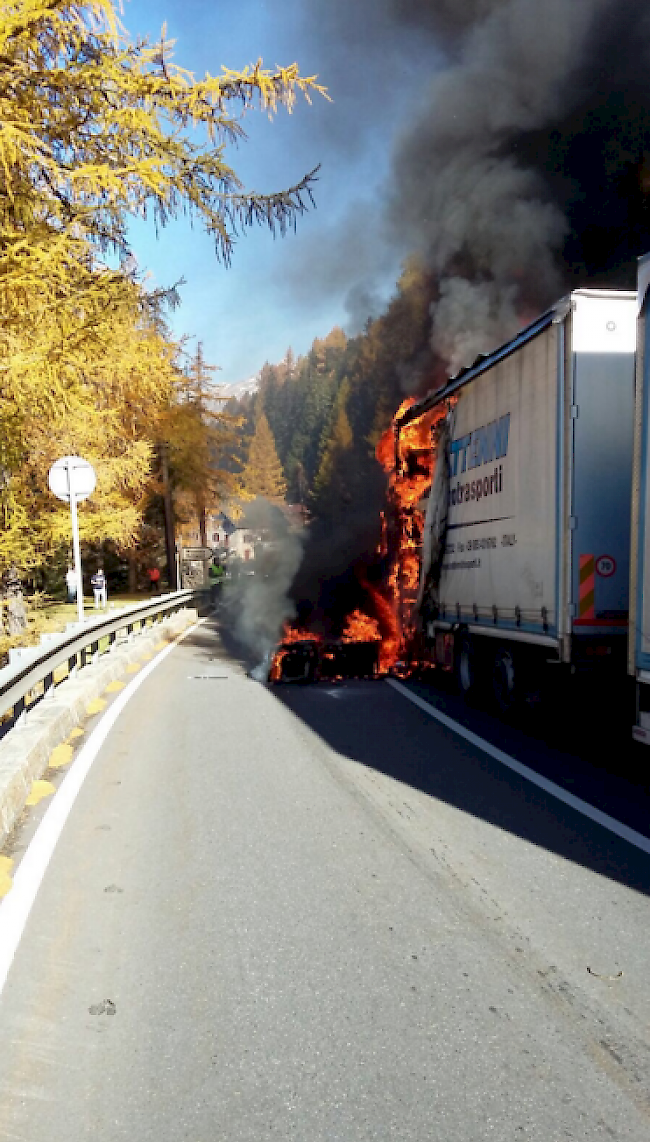 Bei Rothwald ist am Morgen ein Anhängerzug in Brand geraten. 