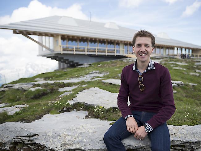 Skispringer Simon Ammann, Verwaltungsrat der Toggenburg Berbahnen AG, posiert vor dem neuen Gipfelgebaeude auf dem Chäserrugg der Architekten Herzog & De Meuron, aufgenommen am Freitag, 26. Juni 2015