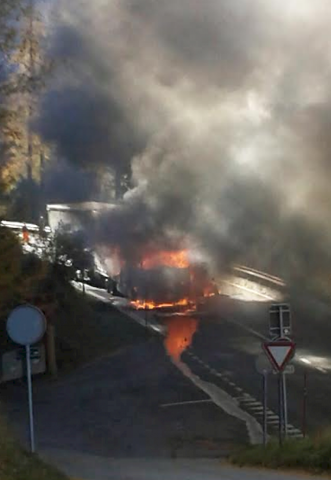 Bei Rothwald ist am Morgen ein Anhängerzug in Brand geraten.