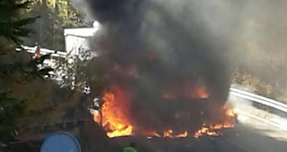 Bei Rothwald ist am Morgen ein Anh&auml;ngerzug in Brand geraten.