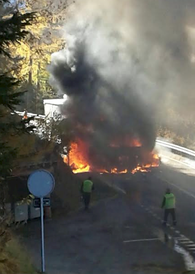 Bei Rothwald ist am Morgen ein Anhängerzug in Brand geraten.