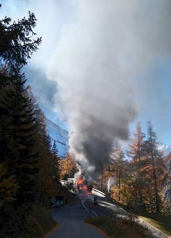 Bei Rothwald ist am Morgen ein Anhängerzug in Brand geraten.