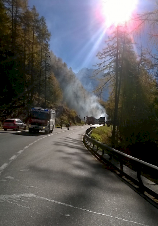 Bei Rothwald ist am Morgen ein Anhängerzug in Brand geraten.