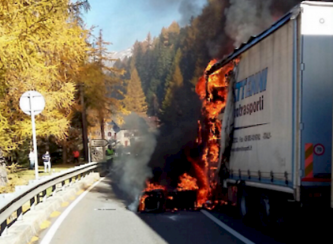 Bei Rothwald ist am Morgen ein Anhängerzug in Brand geraten.