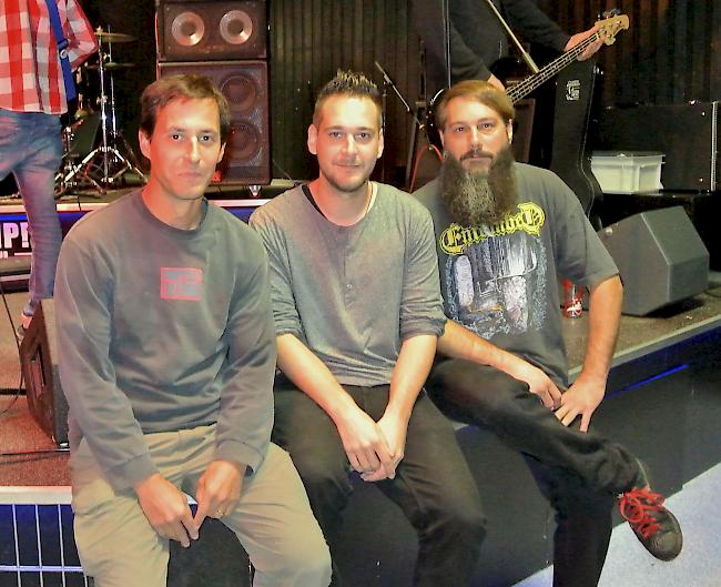 Die drei Gründer Daniel Bumann, David Zenhäusern und Ramon Haenni im Moshpit Club in Naters. Hier werden zukünftig einige Events des neuen Vereins stattfinden.