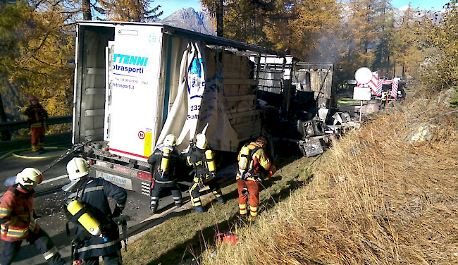 Feuerwehrleute bei Aufräumarbeiten.