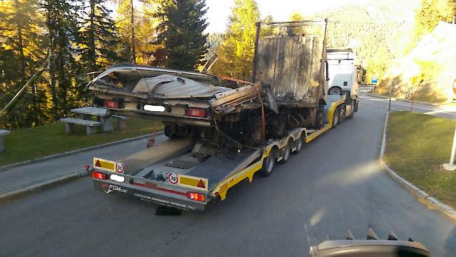 Das Unfallfahrzeug ist nach Visp zur Untersuchung durch Experten transportiert worden.
