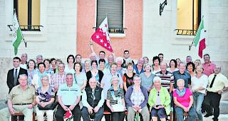 Waffenkammer. Hellebardier Michael Buchs erkl&auml;rt den Besuchern die verschiedensten Waffen der Garde.  