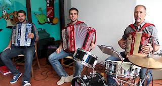 Das Trio Kohlbrenner an einem Auftritt anl&auml;sslich der Saisoner&ouml;ffnung des Camping Bella Tola