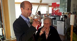 Beat Rieder feiert mit seiner 92-j&auml;hrigen Mutter daheim.