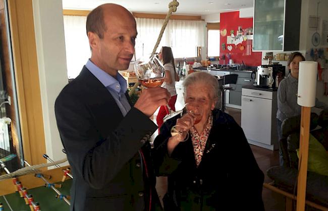 Beat Rieder feiert mit seiner 92-jährigen Mutter daheim.