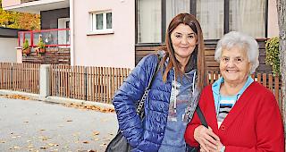 Schwester Daniela und Mutter Maria Infantino vor ihrer ehemaligen Wohnung in Brig.