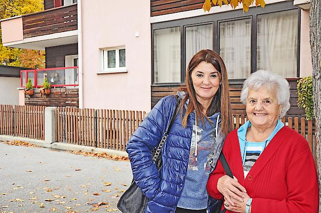 Schwester Daniela und Mutter Maria Infantino vor ihrer ehemaligen Wohnung in Brig.