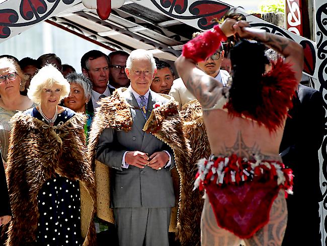 Prinz Charles und Camilla werden bei ihrer Ankunft im neuseeländischen Turangawaewae Marae nach Maori-Art empfangen.