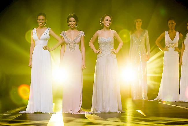 In hellem Licht posiert Kummer in der Live-Show im Abendkleid (dritte von links).
