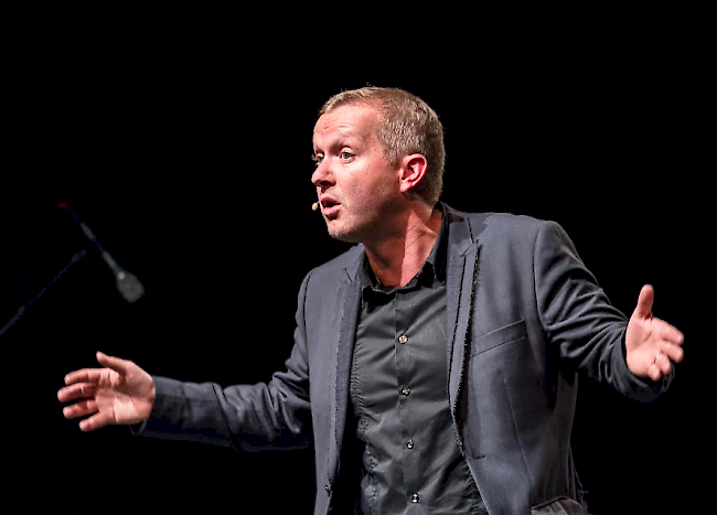 Der Satiriker Enzler findet, dass ein Kabarettist mehr sehen sollte als Otto Normalverbraucher.