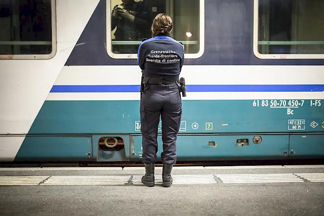 Warten auf den Zug. Eine Grenzwächterin am Bahnhof Brig.