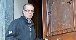 &laquo;Sein&raquo; Reich: Martin Squaratti beim Eingang der Kirche in Glis.