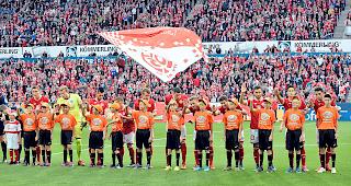 Die Junioren D1 des FC Termen/Ried-Brig als Einlaufkinder in der Mainzer "Coface-Arena".