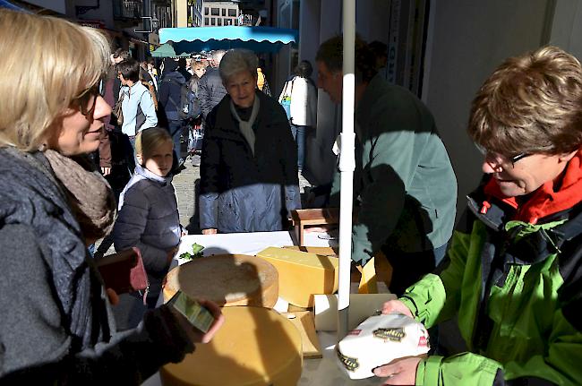 Käseverkauf in den Gassen von Visp.