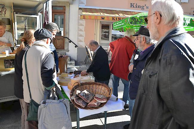 Kulinarische Angebote stossen am Martinimarkt auf reges Interesse.