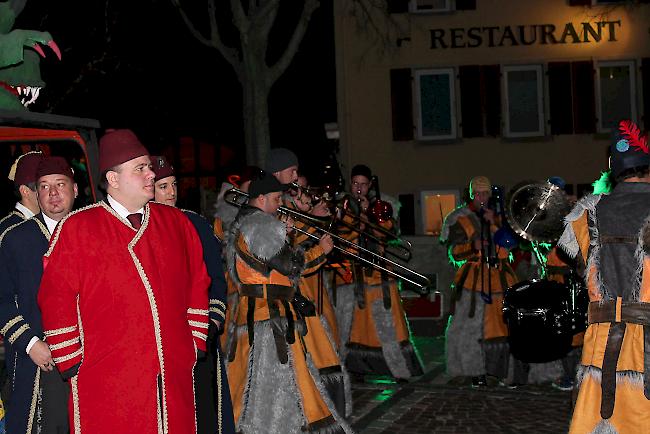 Impressionen von der Plakettentaufe, welche die Drachentöter in Anwesenheit der anderen beiden Zünfte auf dem Natischer Märtplatz durchführten.