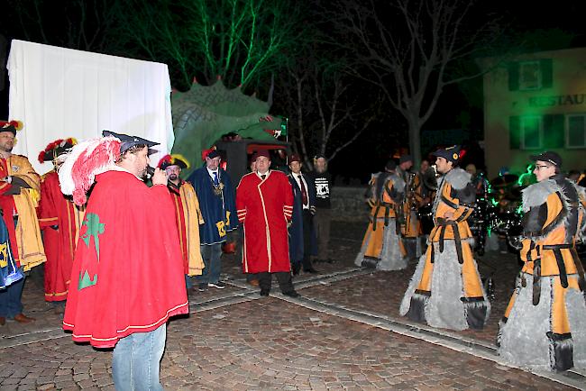 Impressionen von der Plakettentaufe, welche die Drachentöter in Anwesenheit der anderen beiden Zünfte auf dem Natischer Märtplatz durchführten.