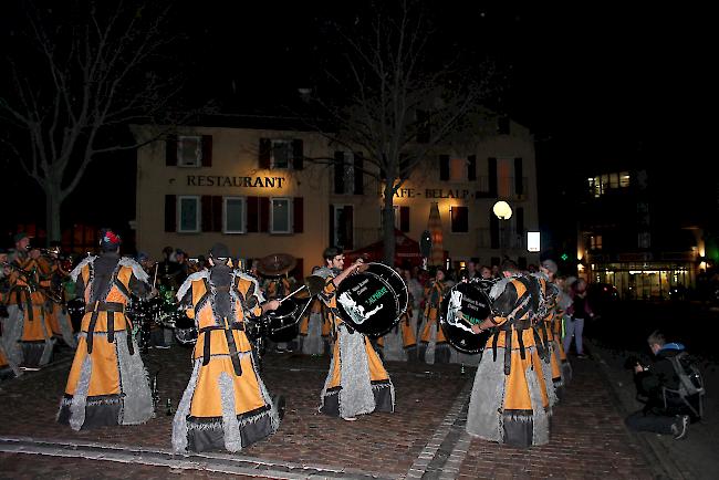 Impressionen von der Plakettentaufe, welche die Drachentöter in Anwesenheit der anderen beiden Zünfte auf dem Natischer Märtplatz durchführten.