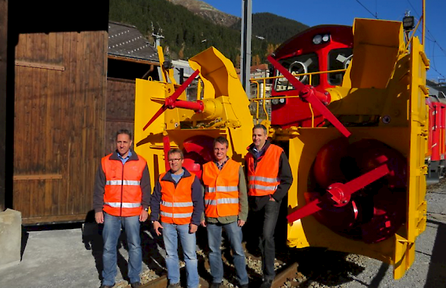 Egon Gsponer, Leiter Infrastruktur, Guido Monn, Leiter Instandhaltung Region Ursern/Surselva, Andreas Schmid, Projektleiter und Ivan Pfammatter, Leiter Rollmaterial & Traktion, vor der neuen Schneeschleuder.