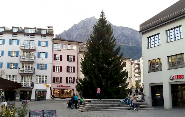 Der Weihnachtsbaum ist da - am Donnerstag wurde er auf dem Briger Sebastiansplatz angeflogen.
