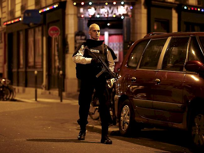 Sicherheitskräfte riegeln das Gebiet um den Schauplatz der Schiesserei in Paris ab.
