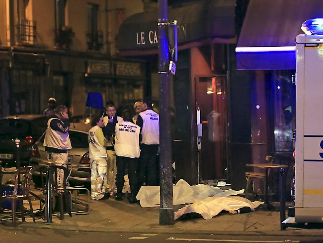 Rettungskräfte und Opfer vor einem Pariser Restaurant: Frankreichs Hauptstadt wird von mehreren Anschlägen erschüttert.