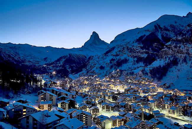 Noch brennen die Lichter: Laut einer Umfrage spielen aber 20 Prozent der befragten Zermatter Hoteliers mit dem Gedanken, ihren Betrieb künftig schliessen zu wollen.