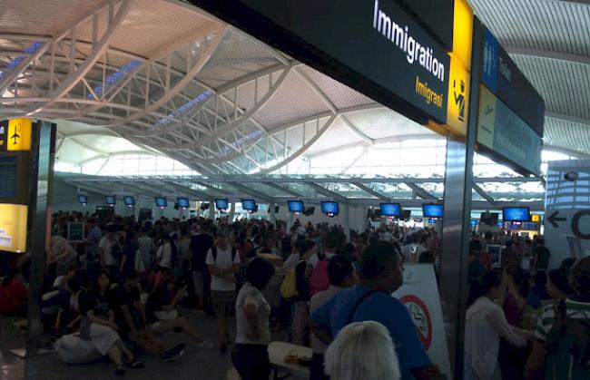 «Genau das Richtige nach einem schönen Urlaub: Chaos am Flughafen Bali.»