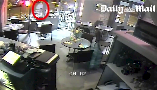Printscreen: Videoszenen zeigen Attentäter vor Café.