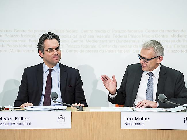 Nationalrat Olivier Feller (FDP/VD), links, und Nationalrat Leo Müller (CVP/LU) erklären, warum die Finanzkommission des Nationalrates die Landwirtschaft von Sparmassnahmen verschonen will.