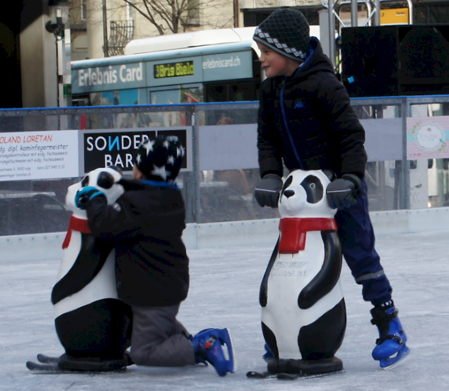 Die Eiskunstbahn auf dem Briger Sebastiansplatz ist seit Samstag offen