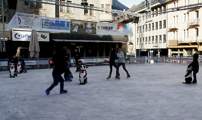 Die Eiskunstbahn auf dem Briger Sebastiansplatz ist seit Samstag offen