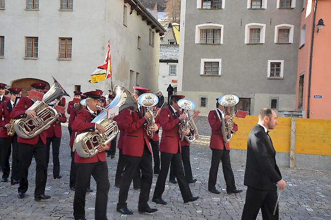 Die Musikgesellschaft «Bleiken» beim Einmarsch zum Festgottesdienst.