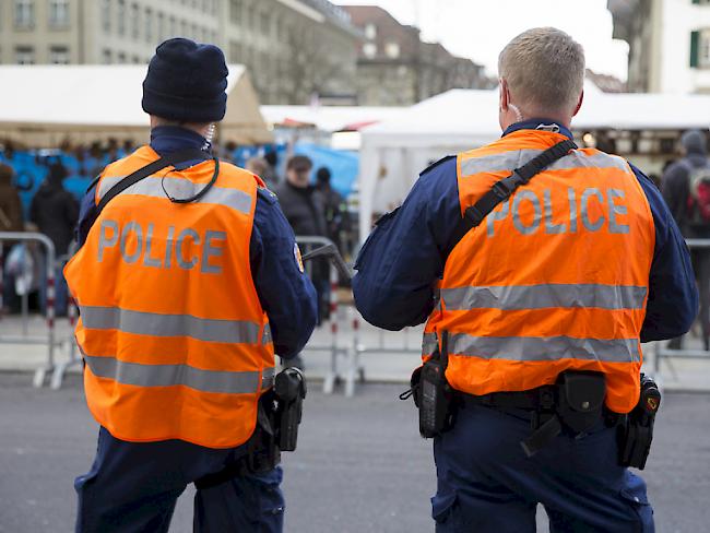 Polizisten beobachten das Geschehen am Berner Zibelemärit.