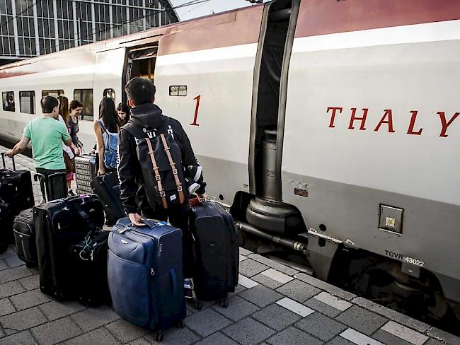 Passagiere beim Einsteigen in einen Thalys-Zug. (Archiv)
