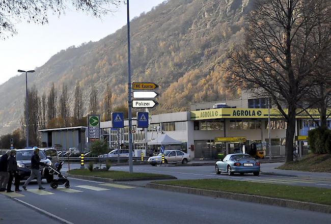 Hier beim Landi-Knoten in Brig-Glis soll künftig eine Lichtanlage den Verkehrsfluss hinein in die Stadt regeln. Legende