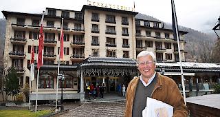 Paul Schmidt vor dem Grand Hotel Zermatterhof, wo er mehr als 40 Jahre lang gearbeitet hat.