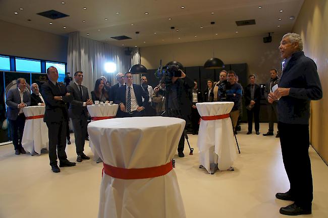 Peter Brabeck-Lamathe, Nestlé-Chef und Verwaltungsrat der Kasperskian AG, begrüsste zahlreiche Lokal-Prominenz zur Eröffnung der Kaviarzuchtanlage in Leuk-Susten.