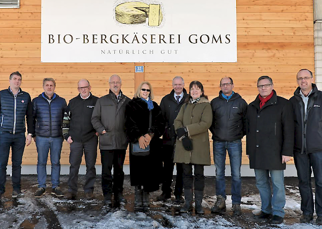 Michel Kummer (Architektur Kummer AG), Norbert Carlen (Gemeindepräsident Reckingen-Gluringen), Geri Zürcher (Käser Bio-Bergkäserei Gluringen), Amandus Schydrig (Amt für Strukturverbesserung Kreisarchitekt), Beatrice Rohr (Geschäftsführerin Coop Patenschaft), Peter Neuenschwander (Verkaufsleiter Coop Region Berneroberland-Oberwallis), Irene Kaufmann (Präsidentin Coop Patenschaft), Roland Müller (Präsident Bio-Bergkäserei Gluringen), Samuel Brunner (Bundesamt für Landwirtschaft), Matthäus Schinner (Betriebsberater)